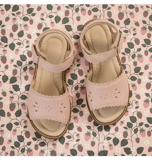 Classic Sandal with Scallop Pink